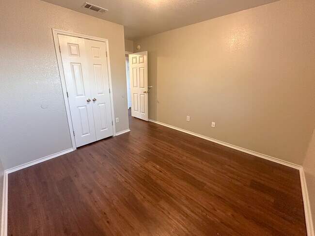 Building Photo - 2701 Littlepine Dr