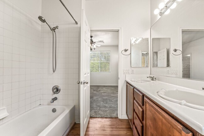 Building Photo - 3 Bedroom, 2 bathroom, 2 Car Garage Home i...