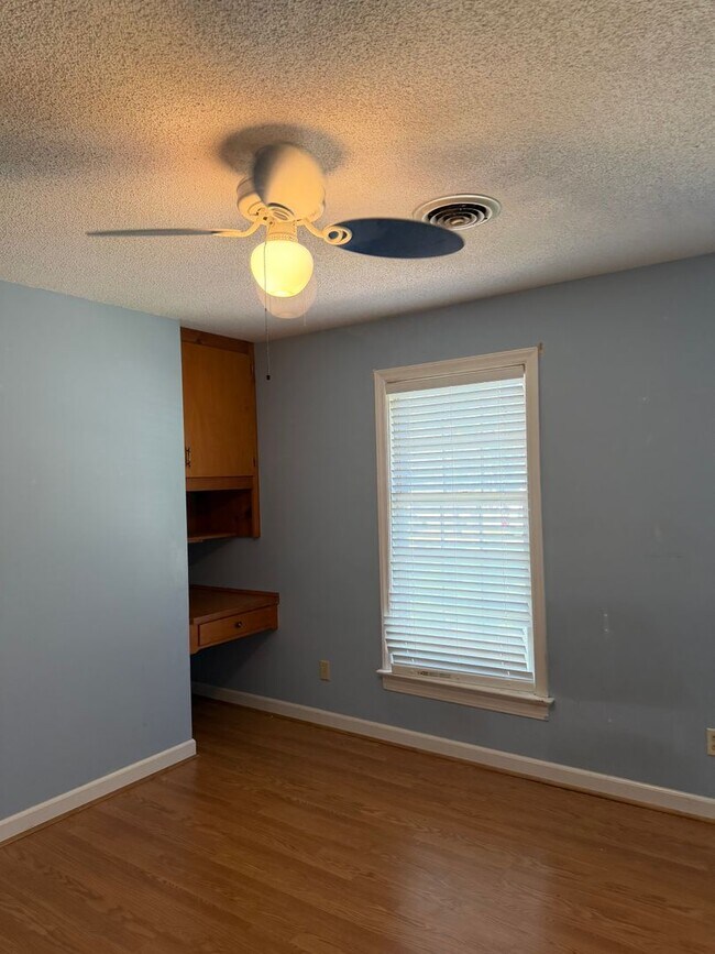 Building Photo - 105 Demille Dr