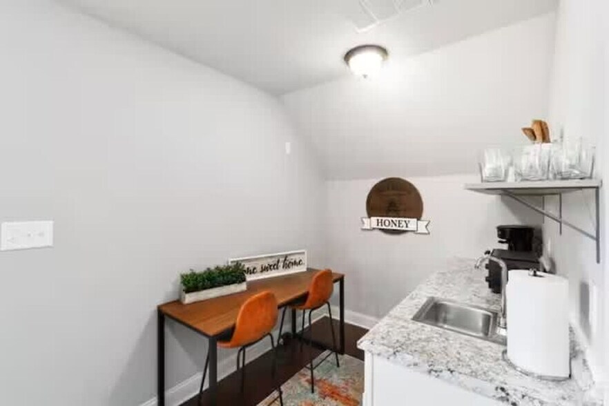 Building Photo - 206 E Street-SI ID1367376P