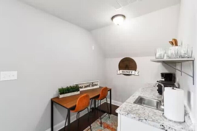 Building Photo - 206 E St