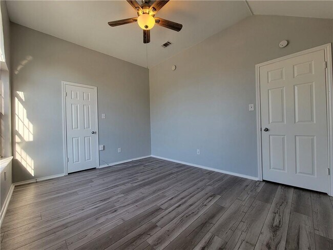 Building Photo - 1001 Acanthus St