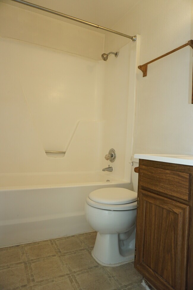 Building Photo - Spacious 2 Bedroom Condo