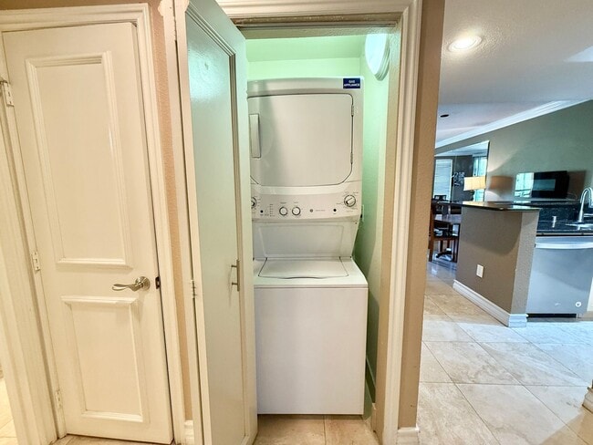 Building Photo - Meridian FURNISHED 2 BDR /2 BATH Luxury Co...