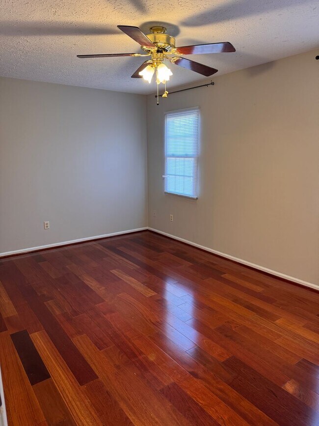 Building Photo - 3 Bedroom || 2.5 Bathroom - Townhome