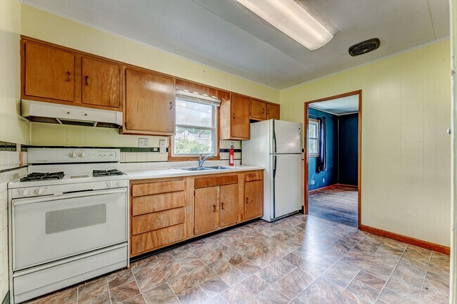 Building Photo - 500 Melrose St