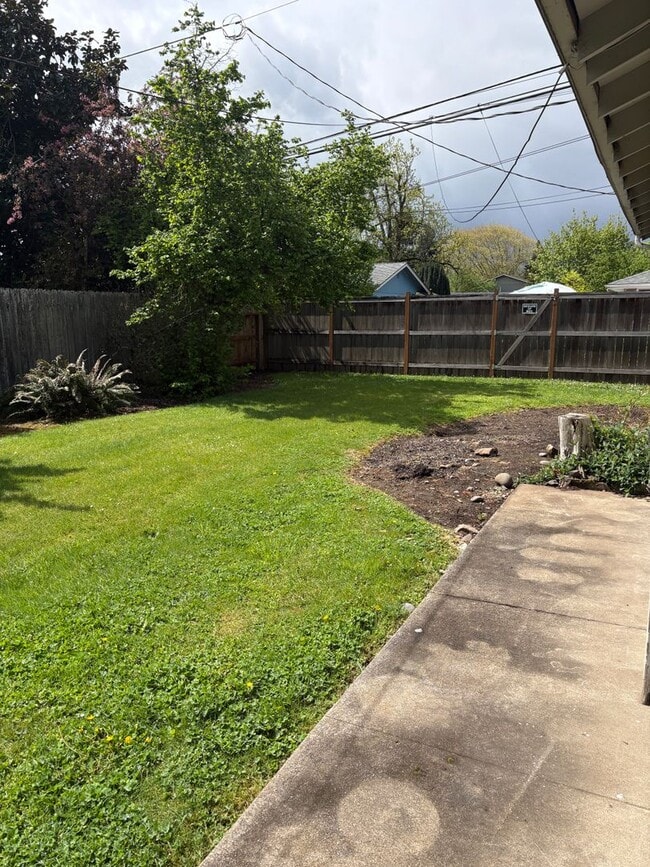 Building Photo - Updated 2BD/1BA Duplex in Cal Young Neighborhood