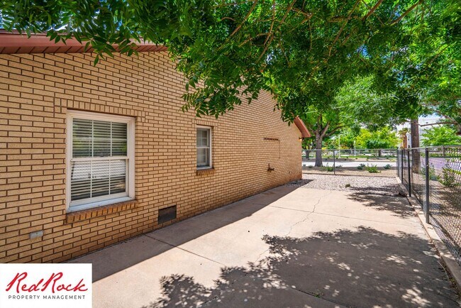 Building Photo - 3 Bedroom End Unit Home in Downtown St. Ge...