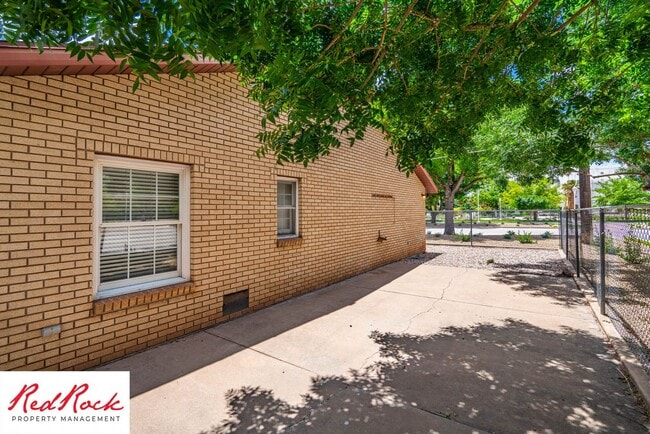 Building Photo - 3 Bedroom End Unit Home in Downtown St. George