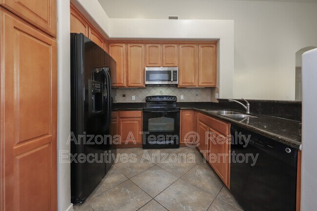 Building Photo - 665 E Weckl Pl