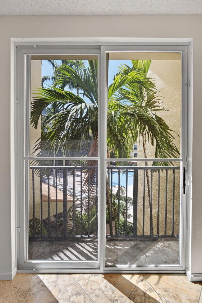 Building Photo - 720 S Sapodilla Ave