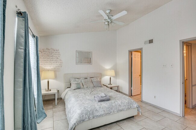 Building Photo - 8750 Park Ln