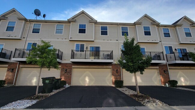 Building Photo - STUNNING LUXURY TOWNHOME 3 BEDROOM, 2 FULL...