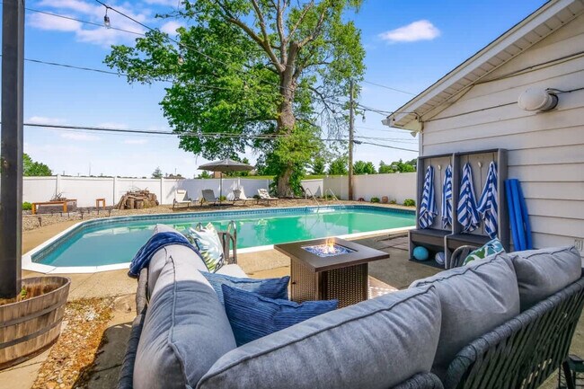 Building Photo - 8910 Cambridge Dr