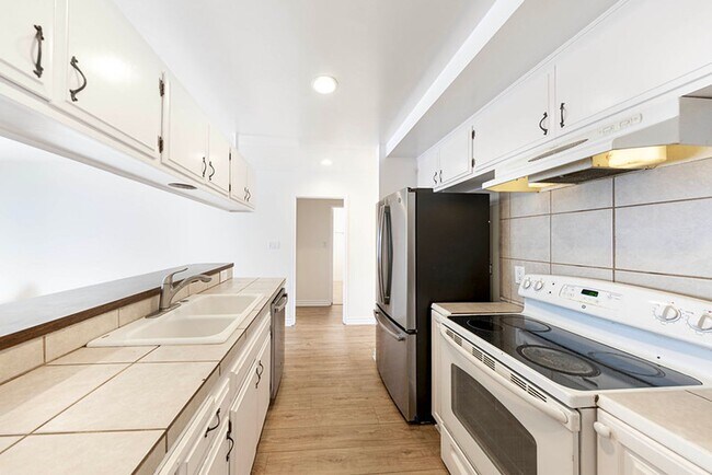 Building Photo - Updated 2 bed, 2 bath