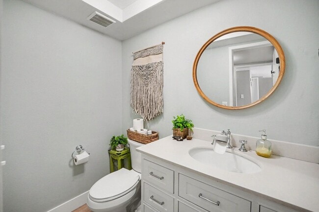 Building Photo - Modern 3-Bedroom Townhome Featuring an Updated Kitchen and Spacious Primary Suite