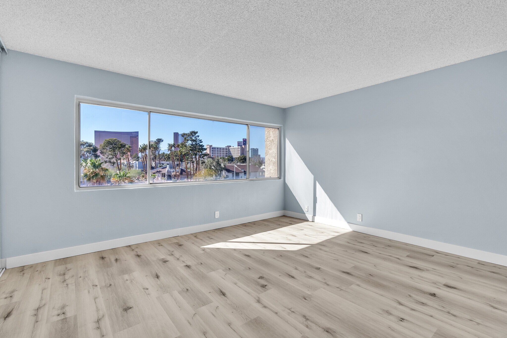 Building Photo - 725 N Royal Crest Cir