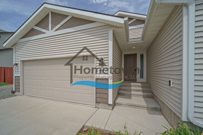 Building Photo - 3 Bedroom 2 Bathroom Home with Attached 2 ...