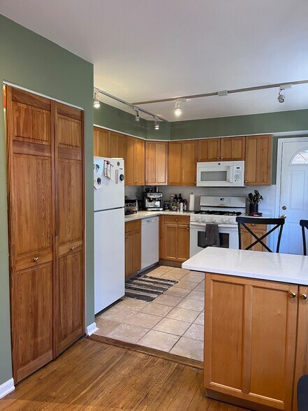 Building Photo - 1531 W Sherwin Ave