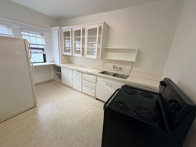 Building Photo - Studio Second Floor Unit Ladd's Addition/Hawthorne District