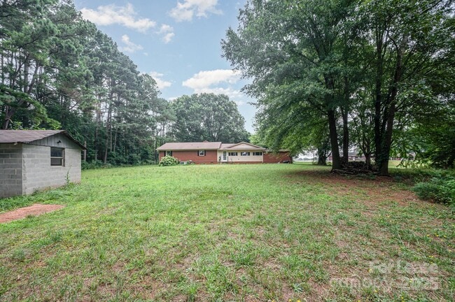 Building Photo - 6118 S Rocky River Rd