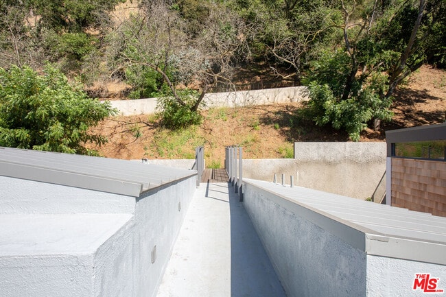 Building Photo - 8870 Wonderland Ave