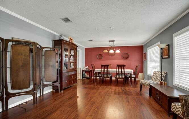 Building Photo - 1010 Country Oaks Dr