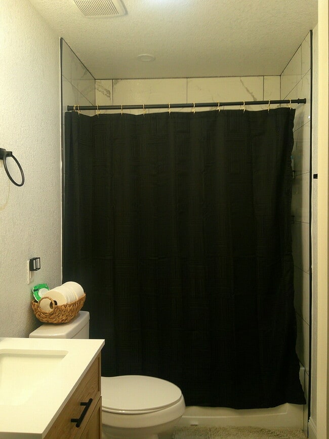 Building Photo - Adorable updated 2 bedroom 1 bath Unit in ...