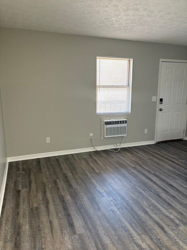 Building Photo - Hill Crest Court Apartments 3