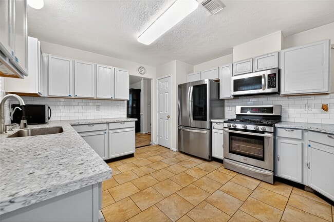 Building Photo - 15242 Kingsbridge Way