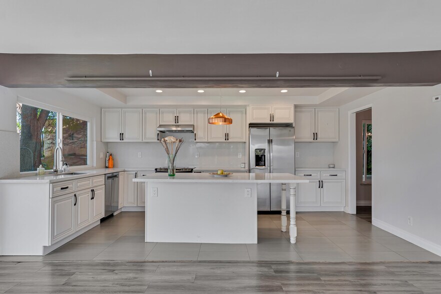 Remodeled kitchen w/ center island - 4352 Park Corona