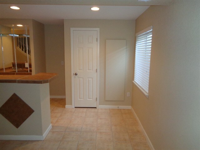 Building Photo - 5198 Fontana Ct