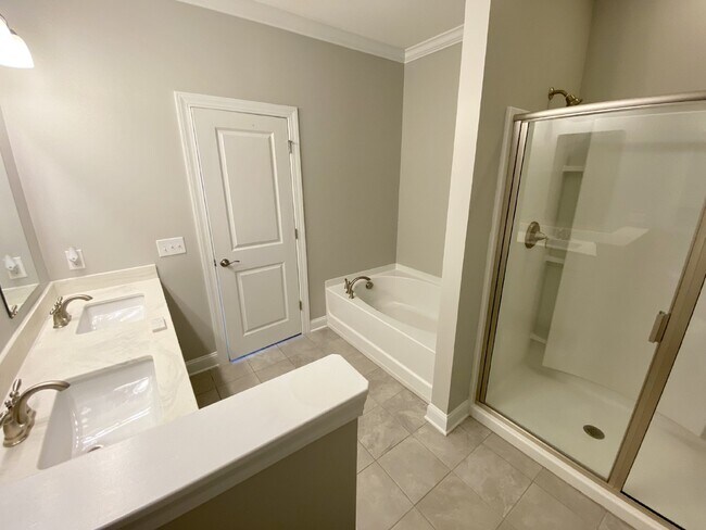 Building Photo - Three Bedroom Townhouse in Cypress Ridge!