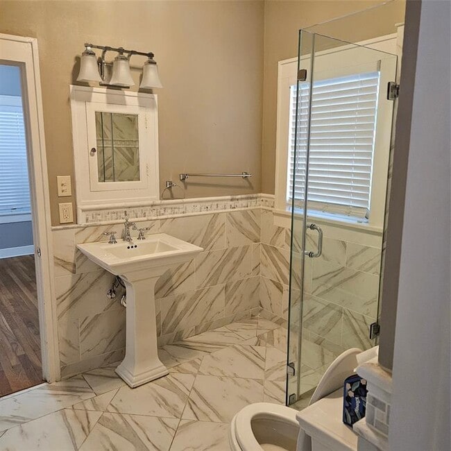 Building Photo - 506 W 7th St