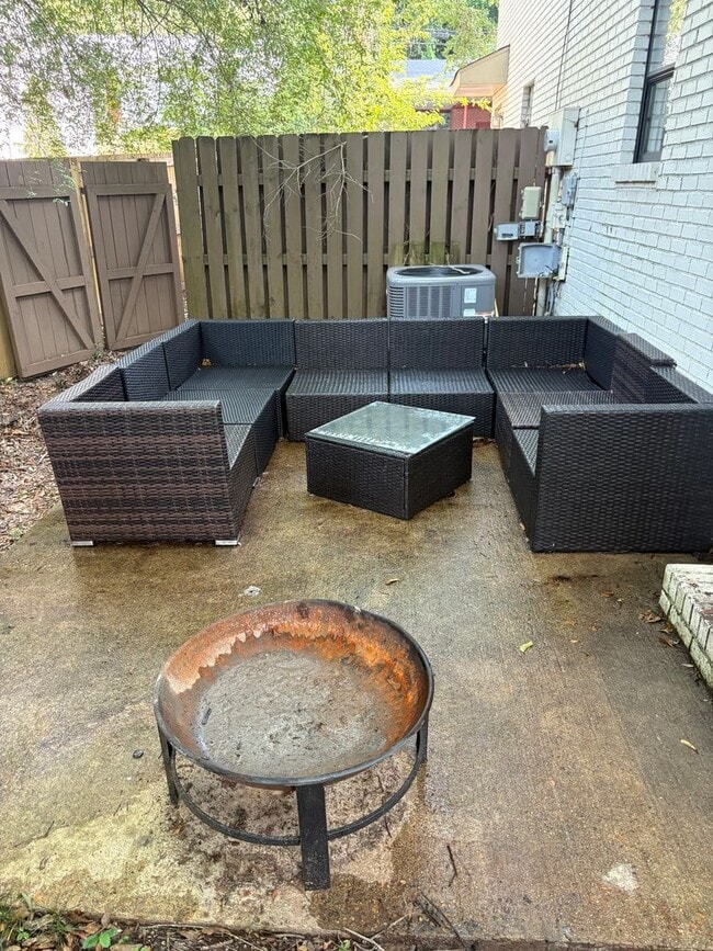 Building Photo - Roommate Needed!!  Walk to the Square! Available NOW...