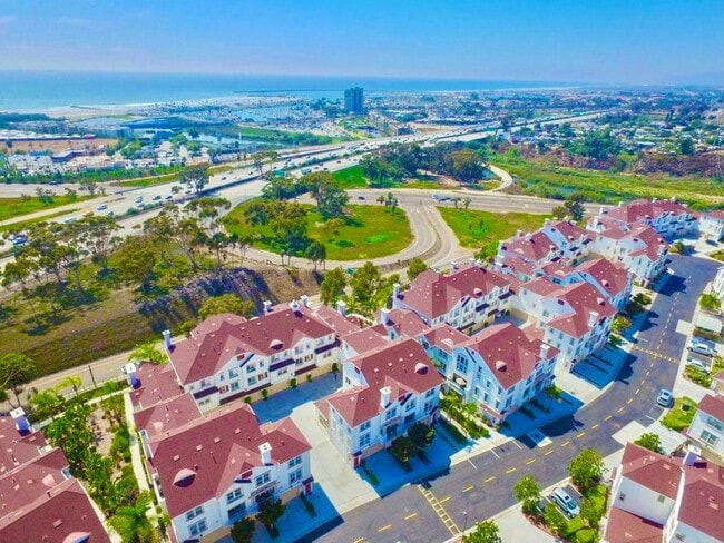 Building Photo - Beautifully Upgraded & Appointed End Condo...