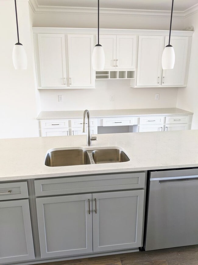 Building Photo - Beautiful 3 Bedroom Townhome w/2 car garage!