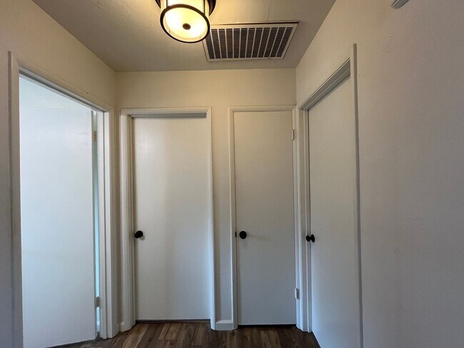 Building Photo - 1805 Oak St