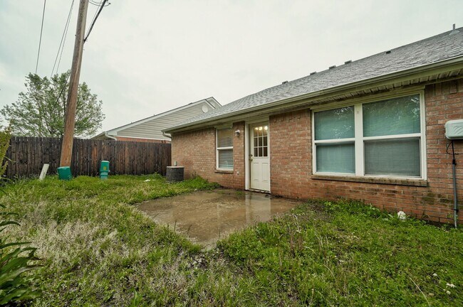 Building Photo - Gorgeous 3 bed 2 bath in Norman!