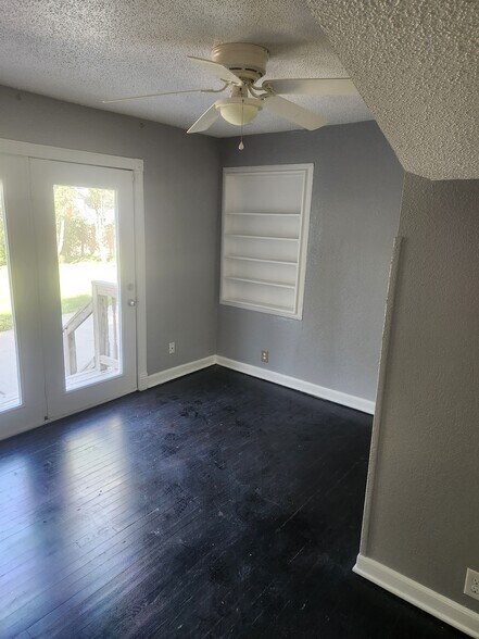 Building Photo - 5928 Fontana St