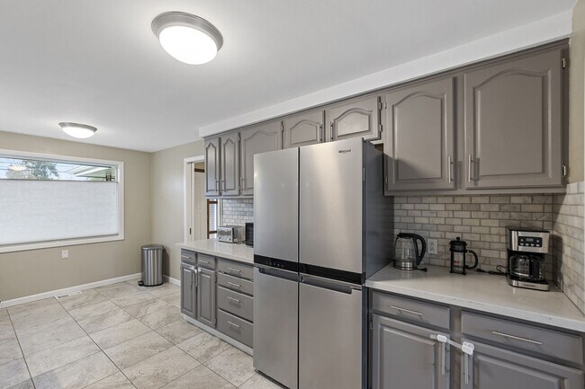 Building Photo - 1627 E Broadway