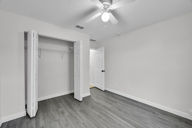 Building Photo - 726 SW Bond Rd