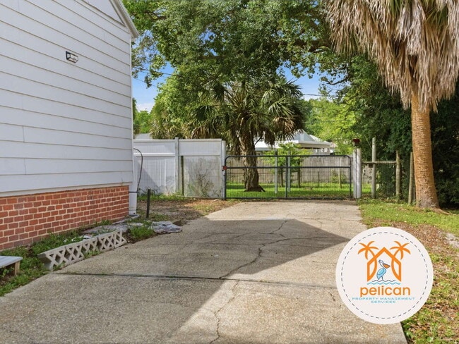 Building Photo - 116 SE Gilliland Rd