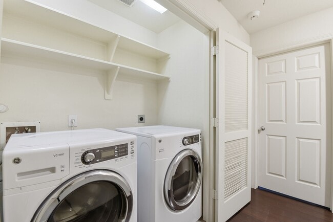 Building Photo - 3209 Clearview Cir