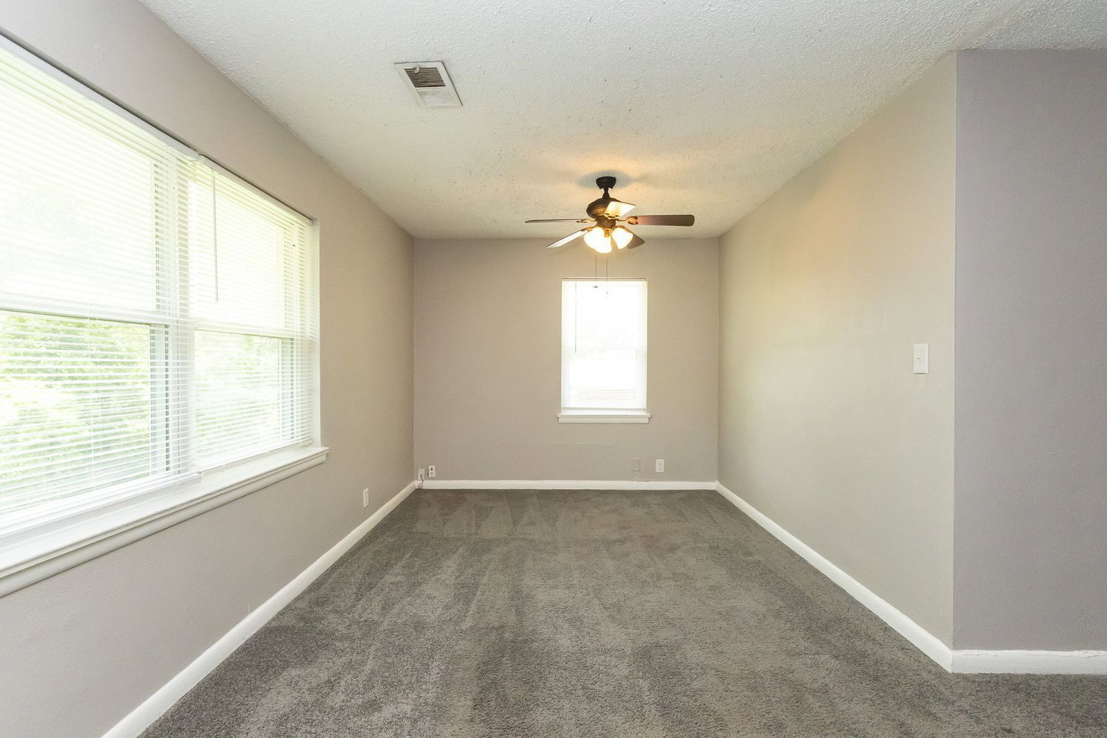 Building Photo - 305 Sunrise Ln