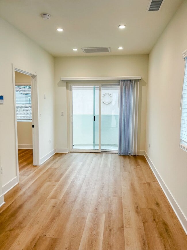 Building Photo - 204 18th St