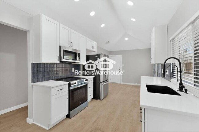 Building Photo - Renovated home in Plano Ready to Be Your Home