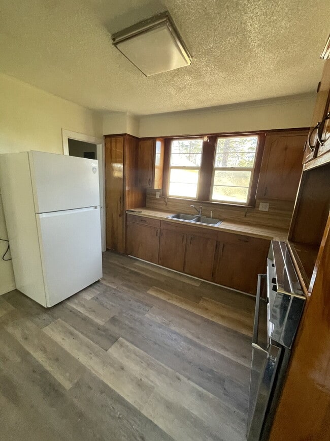 Building Photo - 3 bedroom, 1 bath home.