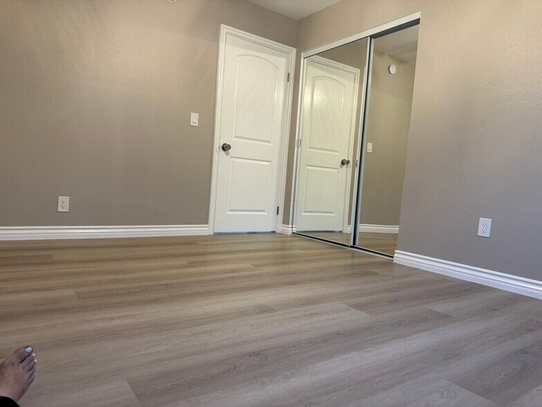 Building Photo - 374 N Ave 57