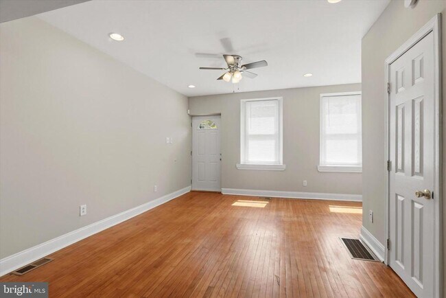 Building Photo - 400 Green Ln